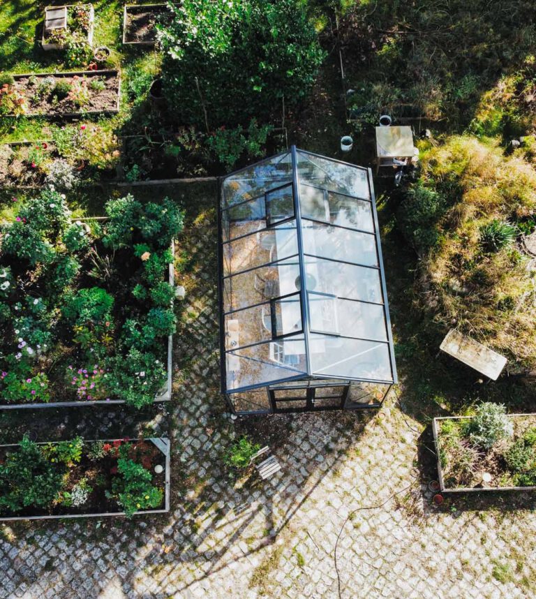 Gewächshaus mit Dinner Table in einem Feld an Hochbetten
