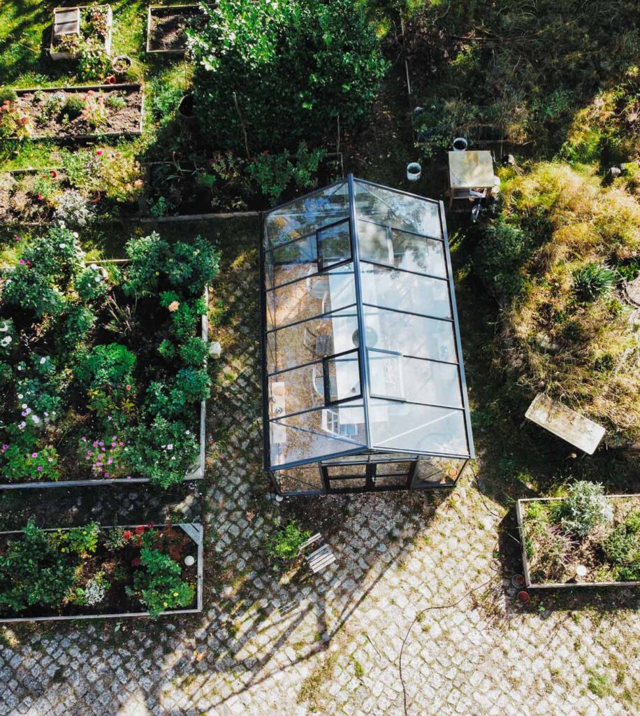 Gewächshaus mit Dinner Table in einem Feld an Hochbetten