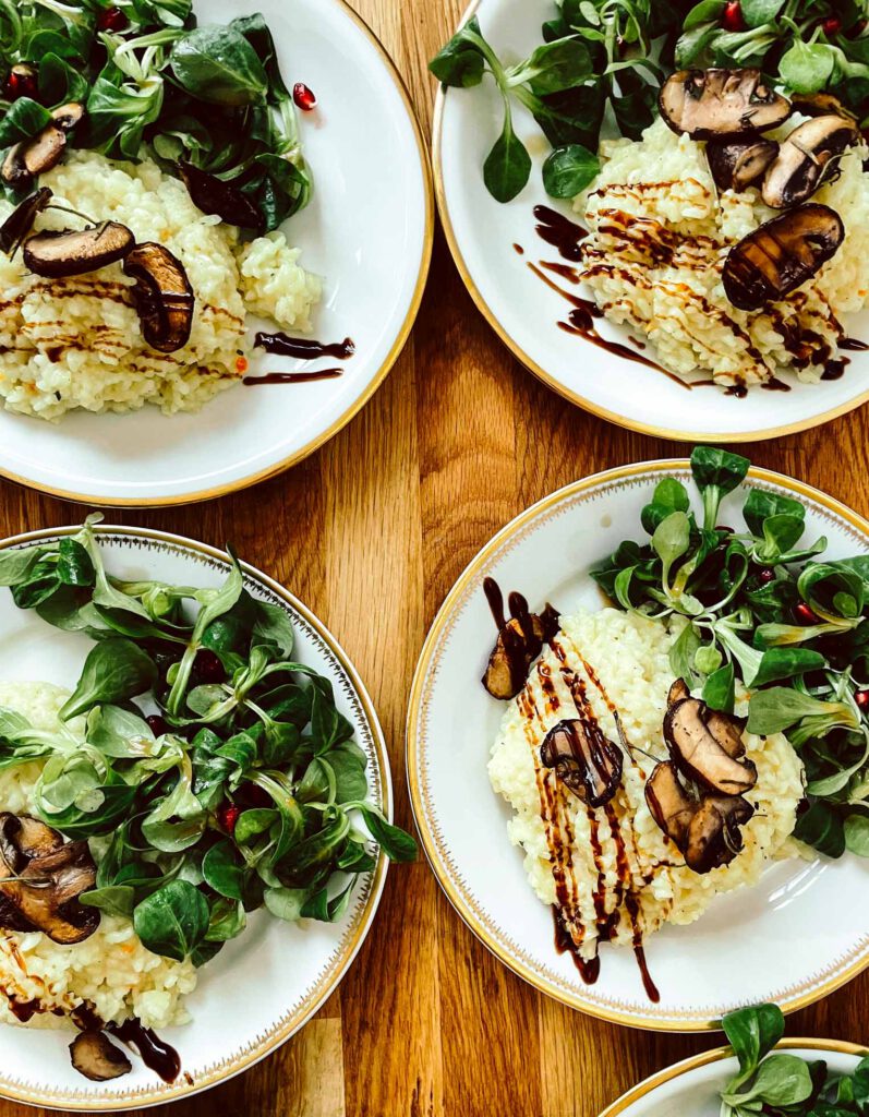 Serviertes Risotto mit Feldsalat und Pilzen bei Bahnhofszeit © Gero von Barnewitz https://studiovonbarnewitz.de
