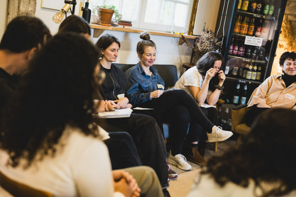 Die Rolle des Facilitators - so bereichert er eure Zusammenarbeit 1 Reflexionsrunde während eines Teamworkshops in der Bahnhofszeit.