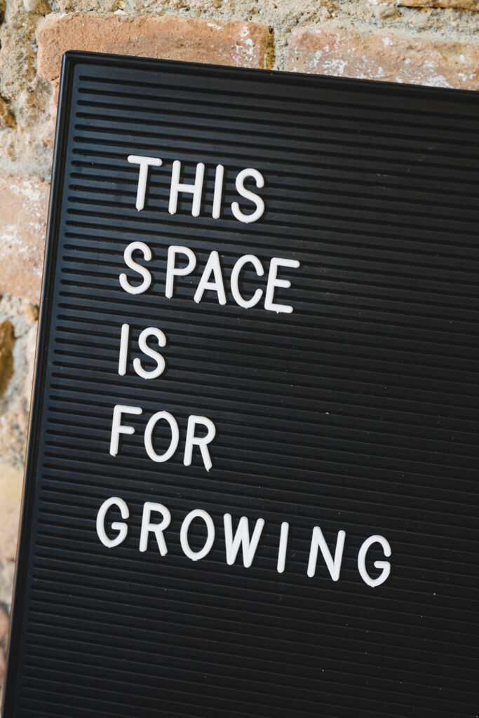 Statementwand „This space is for growing“ in einer Offsite Location.