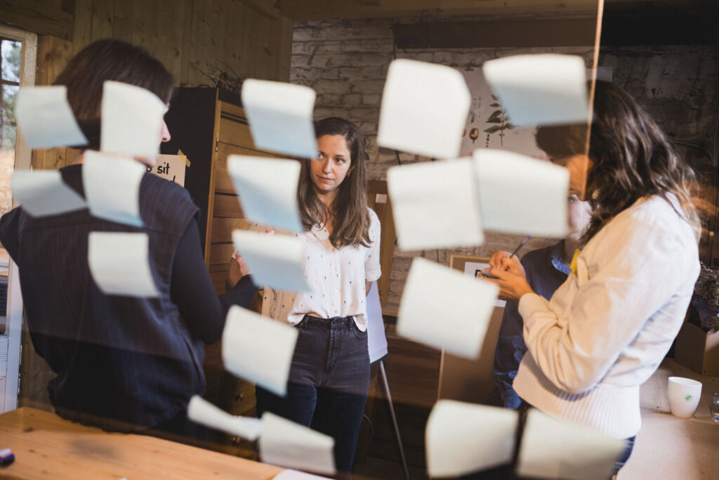 Workshoparbeit mit Karten und Notizen bei einem Strategie Workshop.