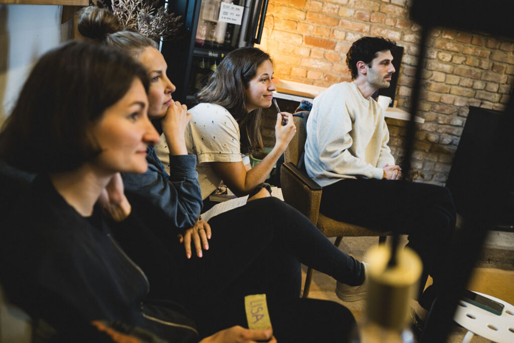 Menschen in konzentrierter Workshop-Atmosphäre bei Bahnhofszeit
