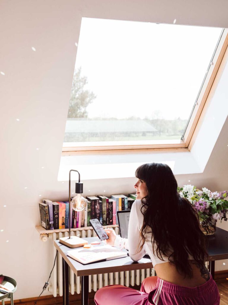 BoD-Shooting im Dachstudio mit hellem Fensterlicht, Bücherwand und ruhigem Setdesign, fotografiert von Krautkopf