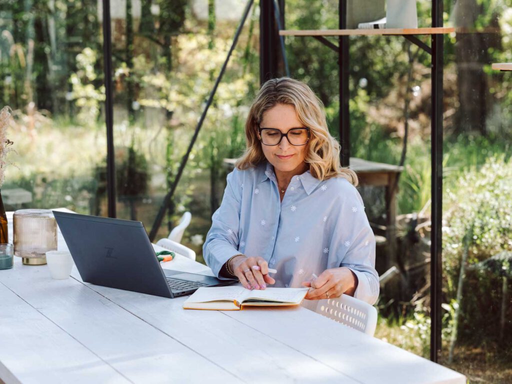 Bahnhofszeit als Shooting Location - Shooting in der gläsernen Orangerie von Bahnhofszeit mit natürlichem Gartenlicht und atmosphärischer Tiefe, fotografiert von Krautkopf