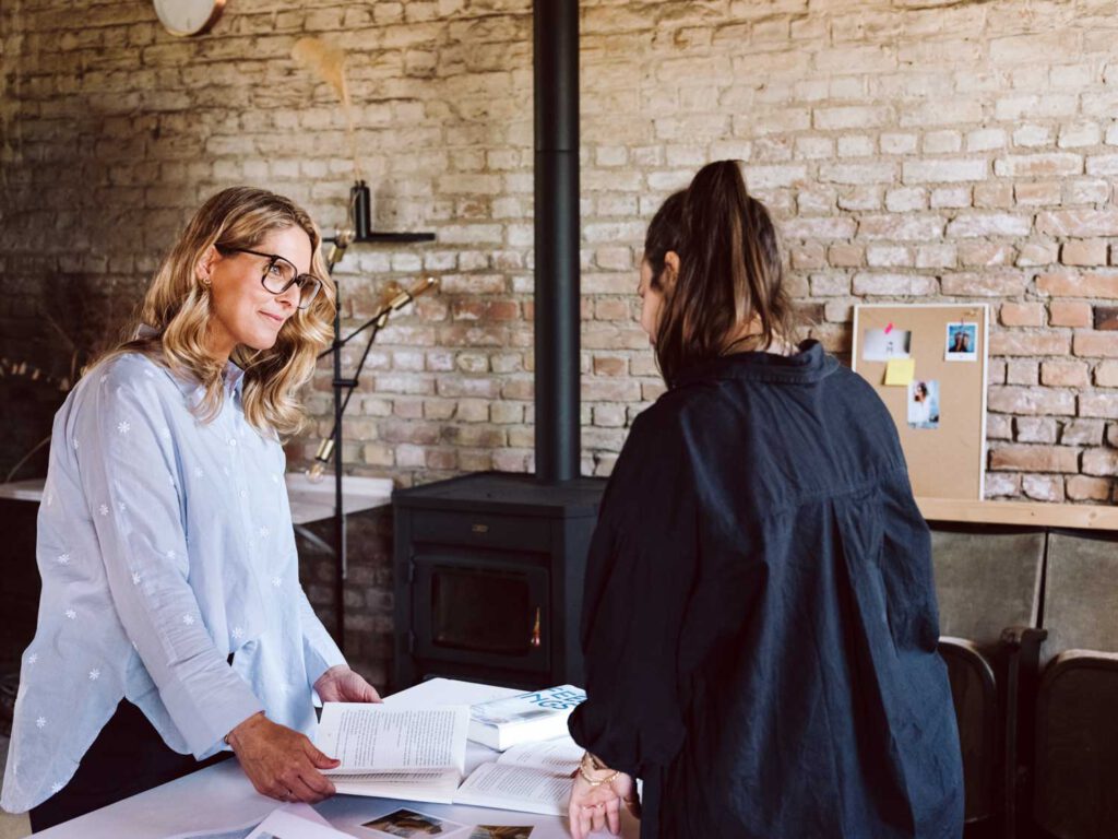 Zweier-Szene beim BoD-Shooting in der Remise mit Backsteinwand, Holzofen und natürlicher Lichtstimmung, fotografiert von Krautkopf